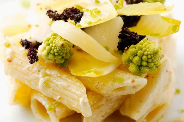 Pastasalade met romanesco en walnoten