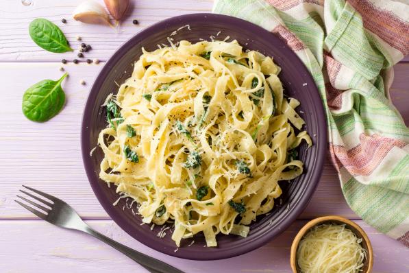 Tagliatelle met spinazie, olijven en artisjokken