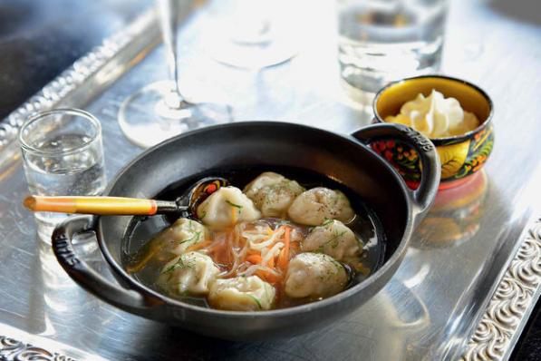 Wontonsoep met scampi’s en rauwkost