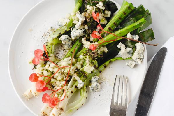 Gegrilde lente-ui met appel en blauwe kaas