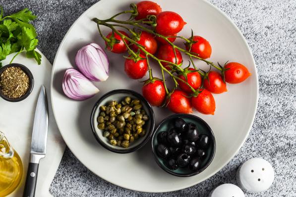 Beenham met kerstomaten en olijven