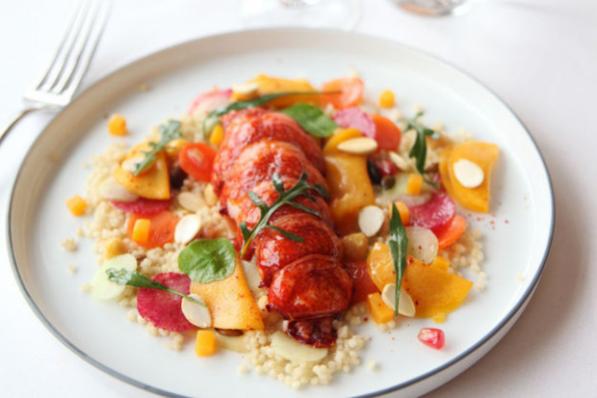 Bretonse kreeft, couscous van groenten, gedroogde abrikozen, amandelen