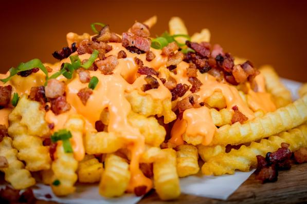 Loaded fries met bacon en cheddar