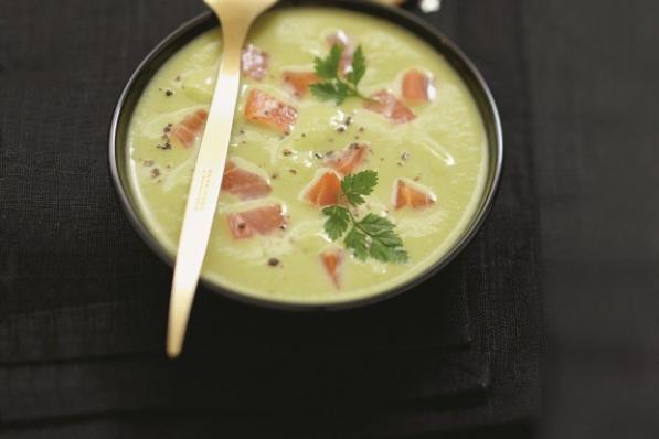 Velouté van groene asperges met gerookte zalm