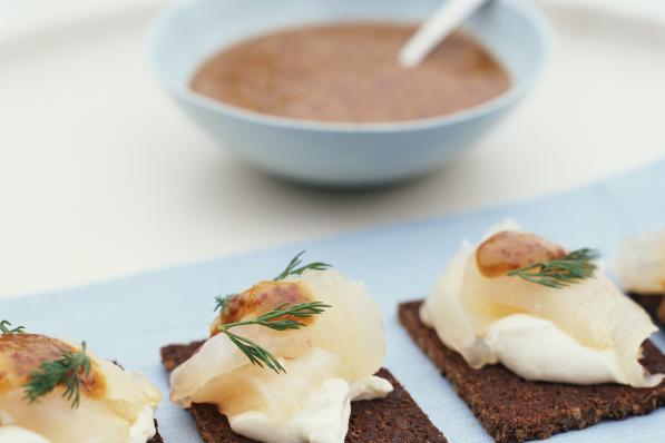 Heilbot sashimi met hazelnootvinaigrette en paprikasorbet