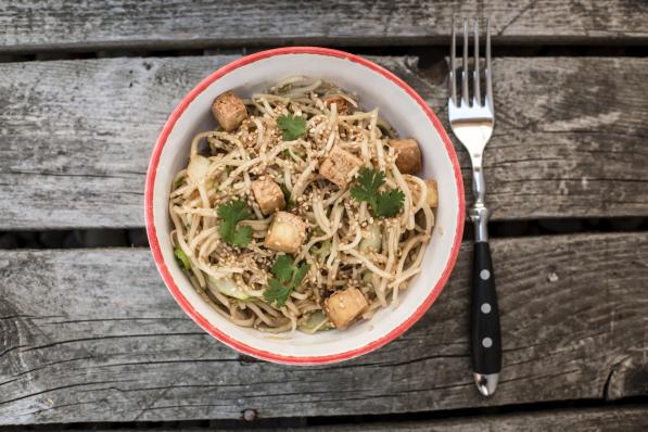 Salade van sobanoedels met gembervinaigrette en gekarameliseerde scampi's