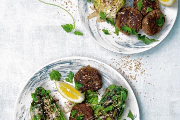 Gegrilde slaharten met nuggets van linzen en kruiden en sesamsaus