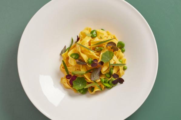 Pasta met erwten, tuinbonen en verse kruiden