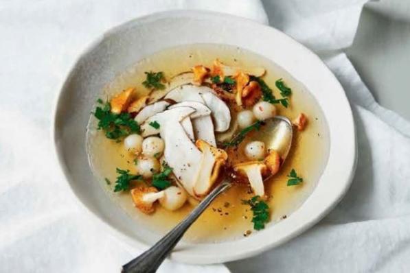 bouillon met wilde paddenstoelen