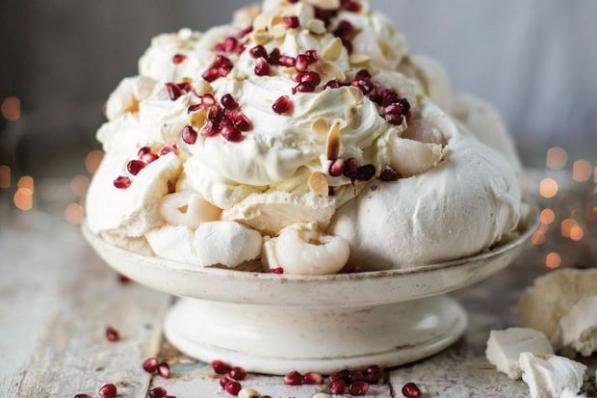 Meringue met lychees en granaatappel