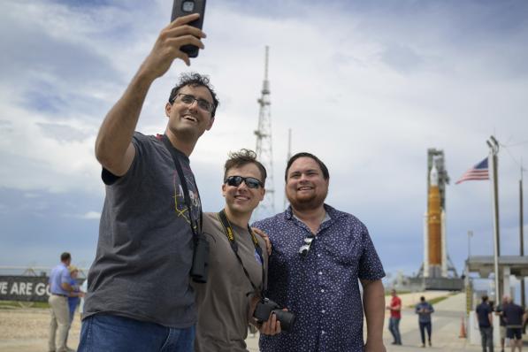 selfie devant le poste de lancement de la mission Artemis de la NASA, à Orlando, Floride