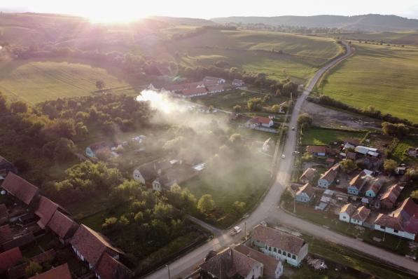 Vue aérienne du village de Viscri, en Roumanie