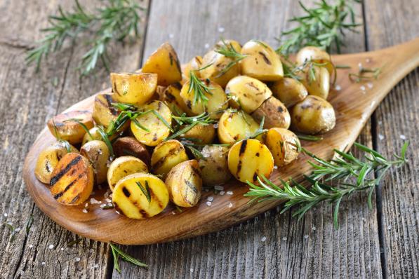 Gepofte aardappelen met zure room en tuinkruiden