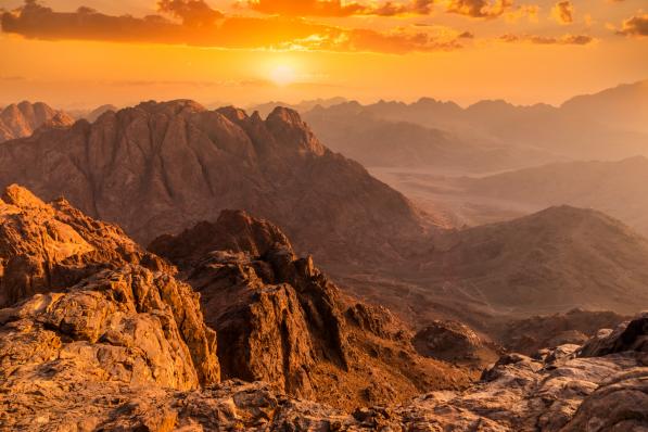 Zonsopgang op de Sinaï berg in Egypte
