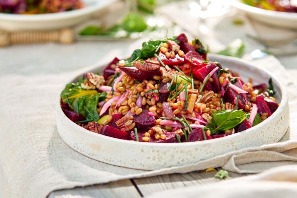 salade van gekookte granen met rode biet en pecannoten