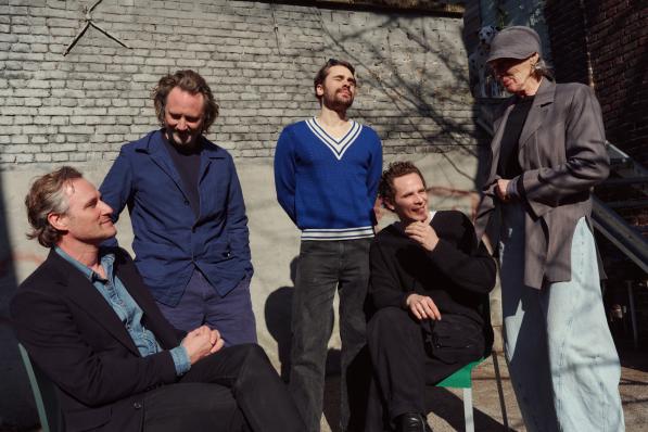 Van links naar rechst: David, Hannes, Boris, Flor Van Severen en Marij de Brabandere,  de zonen en vrouw van wijlen Maarten Van Severen.