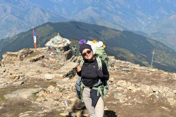 Britt (29) verzamelt geld, kleding, medicatie en medisch materiaal voor Nepal: “Er is grote nood aan alles” (Krant van West-Vlaanderen)