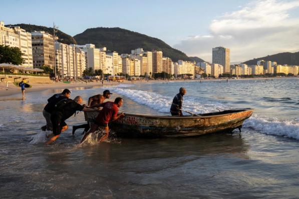 pecheurs copacabana rio bresil