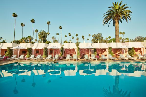 Het zwembad van het Beverly Hills Hotel in Beverly Hills, Californië.