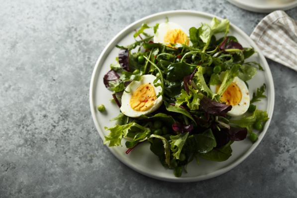 Gemengde groene salade met halfzacht gekookte eieren