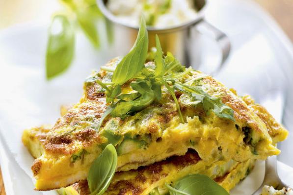 Frittata met groene asperges, verse kaas en basilicum