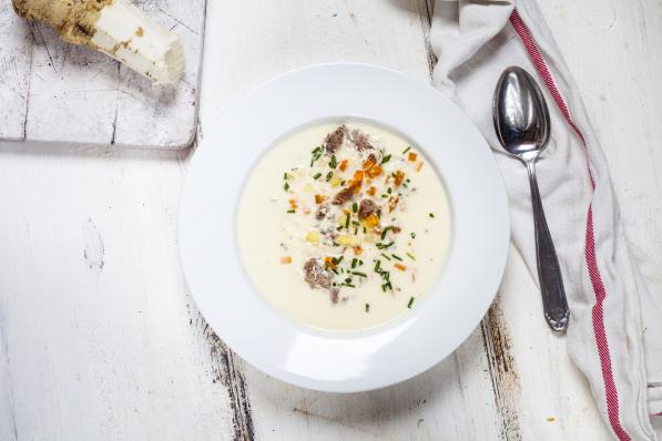 Lauwe radijzensoep met roomkaas, granaatappel en scheuten