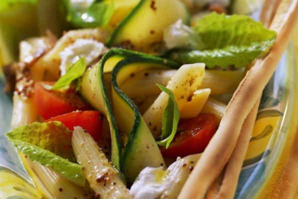 Pastasalade met courgettes en kerstomaatjes