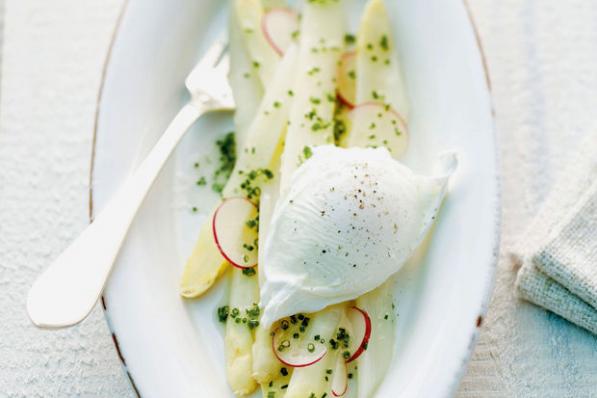 Asperges met bieslookvinaigrette en gepocheerde eieren