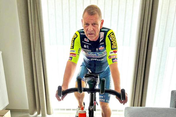 Ernstig slechtziende Cliff (55) gaat 24 uur spinnen voor vzw Licht en Liefde: “Een beperking mag mijn dromen niet in de weg staan” (Krant van West-Vlaanderen)