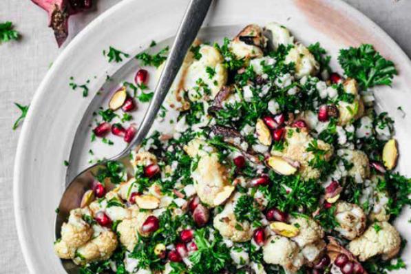 Salade van geroosterde bloemkool met peterselie en granaatappelpitten