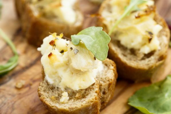 Bruschetta met artisjok, bonen en venkel