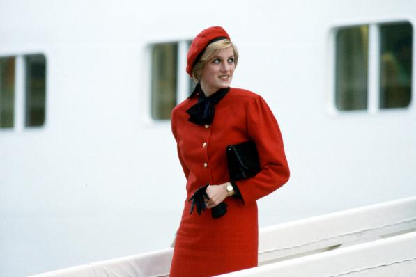 Princess Diana in een mantelpakje