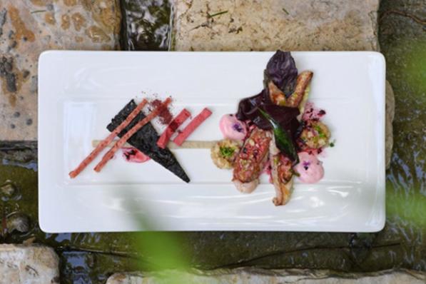 Zeebarbeel met artisjok, rood basilicum, rode biet, zwarte olijven en daslook
