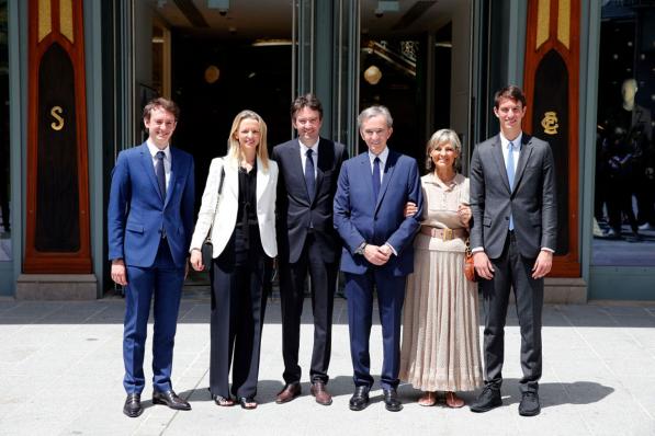 Le patron de LVMH Bernard Arnault et sa seconde epouse Helene, pose entoures de Frederic, Delphine, Antoine et Alexandre , devant la Samaritaine, en juin 2021