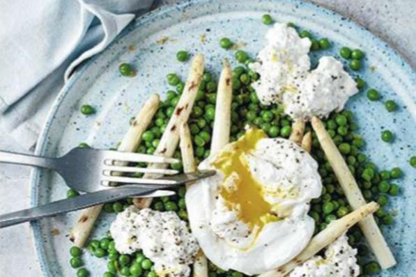 Erwten, asperges en clotted cream