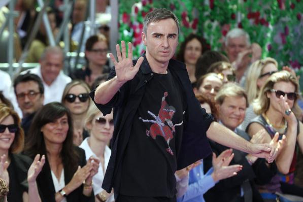 Raf Simons salue pendant le final du défilé Dior, en juillet 2015