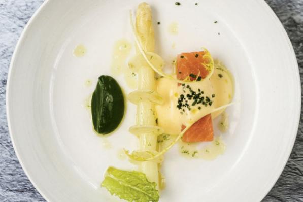 Zalm met hollandaise, asperges en appel