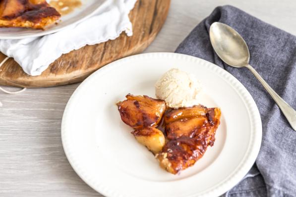 Tarte tatin van speltbladerdeeg met vanilleroomijs