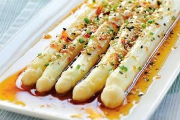 Witte asperges met oosterse dressing