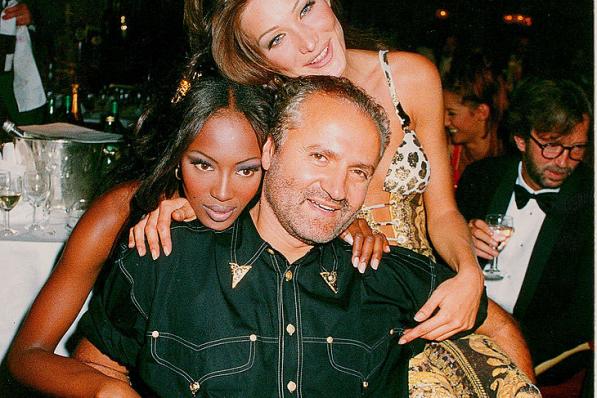 Gianni Versace, enlacé par les tops models Carla Bruni et Naomi Campbell, le 31 mai 1992