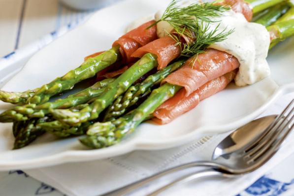 Aspergerolletjes met gerookte zalm