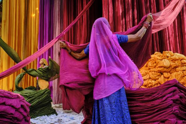 Vrouwen aan de slag in een sarifabriek in Rajasthan, Indië.