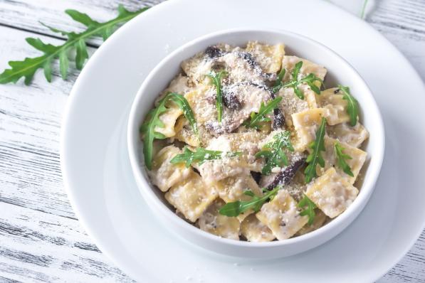 Ravioloni met burrata, coppa en champignons