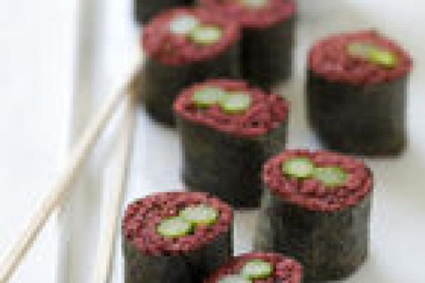 Maki-sushi van rode biet en asperges