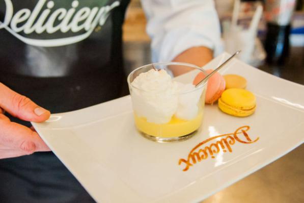 Panna cotta met saffraan, sorbet met marc de cava, espuma met zoete amandelen