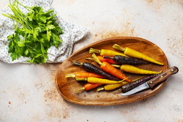 Gemengde wortelsalade met steranijs