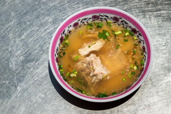 Thaise koolsoep met tamarinde en spareribs