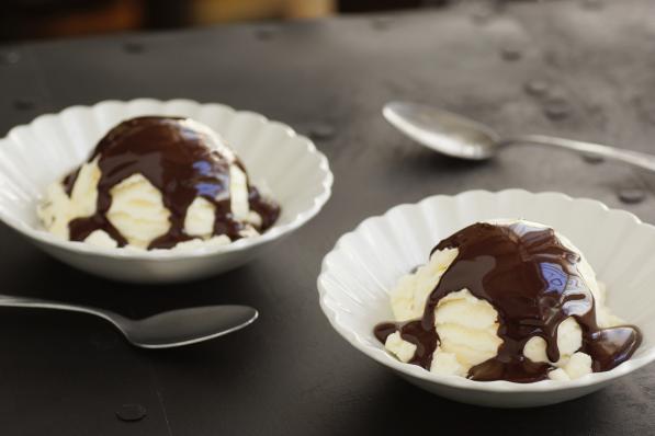 IJs en chocoladesaus zonder suiker? Voor dez dame blanche gebruik je stevia, suikervrije chocolade en light cola.