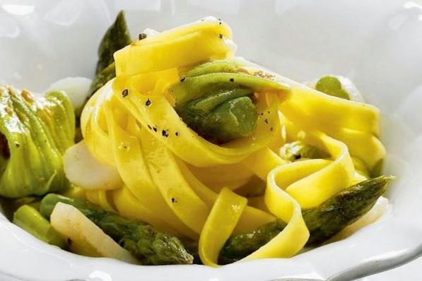 Tagliatelle met sint-jakobsnoten, asperges en courgettebloemen