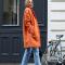 1. Gecombineerd met lichtblauwe denim